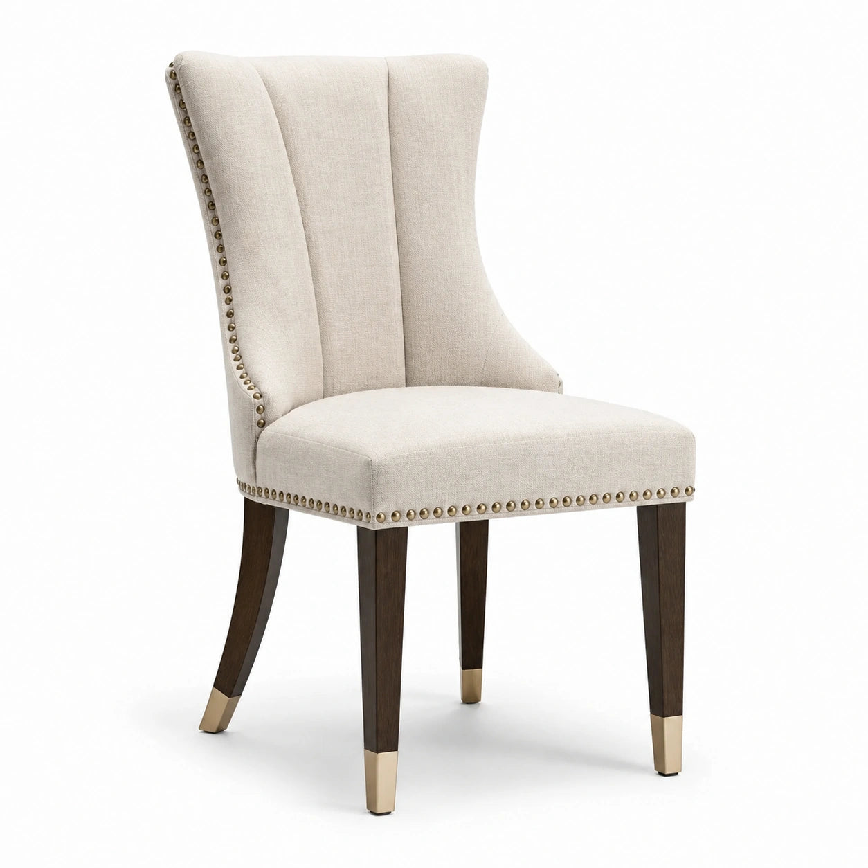 Sedia imbottita beige con schienale alto, gambe marrone scuro e finiture ottone, 55 × 62 × 98 cm